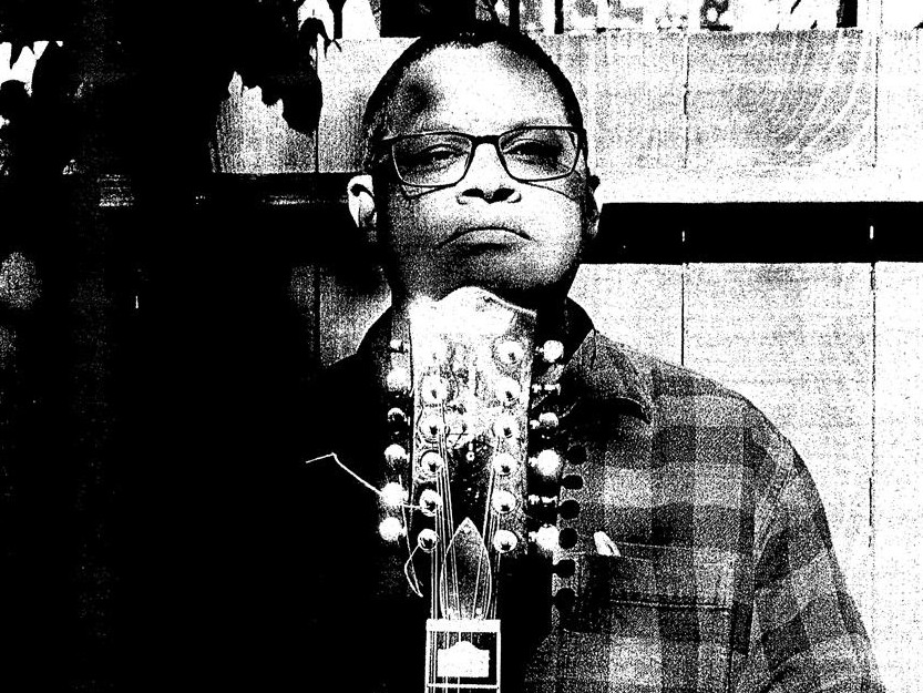 ソングクラフトの達人Tony Molina、21曲入り最新作『On This Day』を発表。自身のスタイルを極めた短くも完璧なポップソング集で、アナログテープに刻まれた揺るぎない音楽への情熱を示す