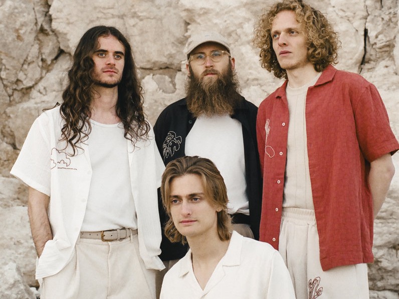 Yuufの最新EP『Mt. Sava』が、前作で探求した静けさから一転、より壮大なスケールで内省と自然の美しさを表現する。