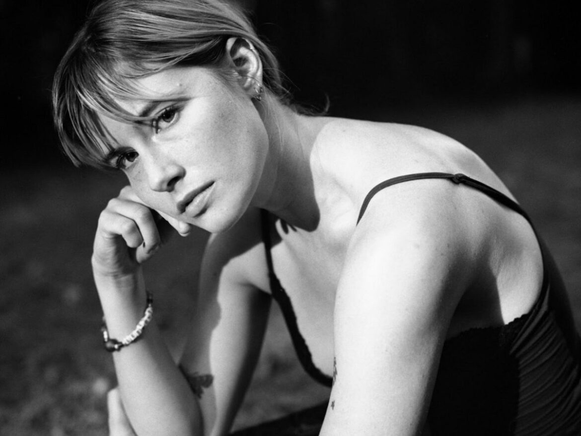 Hannah Pruzinsky、新作『Red sky at morning』を発表：穏やかなフォークサウンドが描く自己探求と心の葛藤