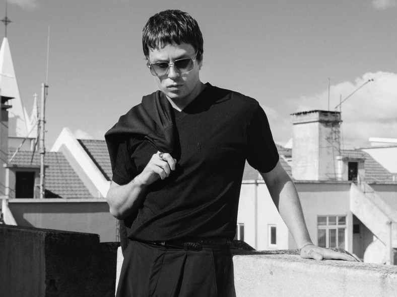 元 Fucked Up の Ben Cook、プロジェクトを GUV へ改名し音楽性を刷新：UKルーツを掘り下げた90年代インディー・リバイバル作『Warmer Than Gold』を発表