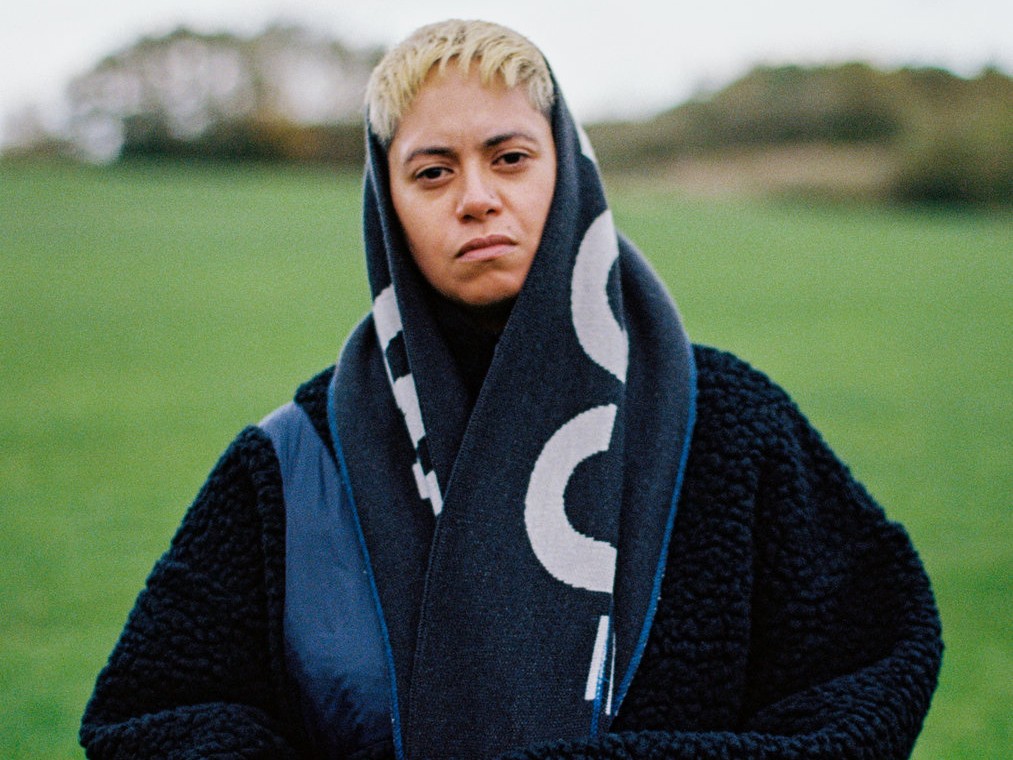 Ikonika、プロデューサーからシンガーへの自己変革を遂げた新作『SAD』：クィア/トランスとしての公的な探求と自閉症の診断がもたらした「最終形態」