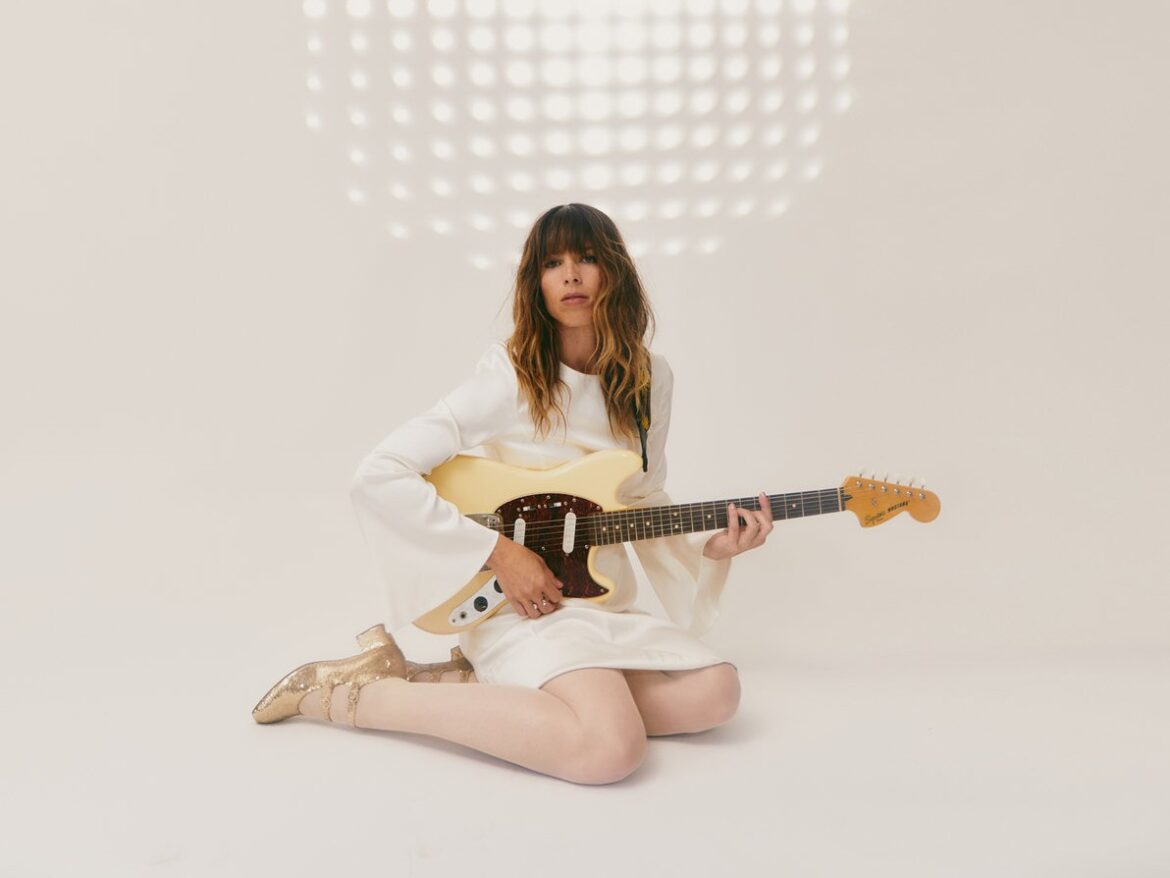 宮崎駿の「曇りのない目」と日本の金継ぎに捧ぐ：Melody’s Echo Chamberが豪華制作陣と探求する、サイケデリック・ポップにおけるリアリズムと寓話の境界線