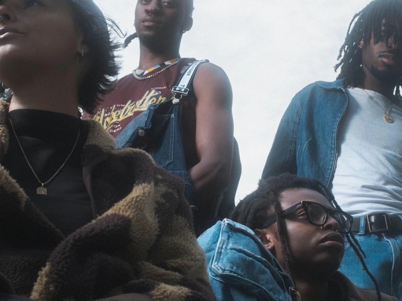 Whitelandsがセカンドアルバム『Sunlight Echoes』を発表：Slowdiveのニール・ハルステッドも関わる制作秘話と、俳優デヴィッド・ジョンソン、オナー・スウィントン・バーン出演のMVで話題を呼ぶシングル「Glance」