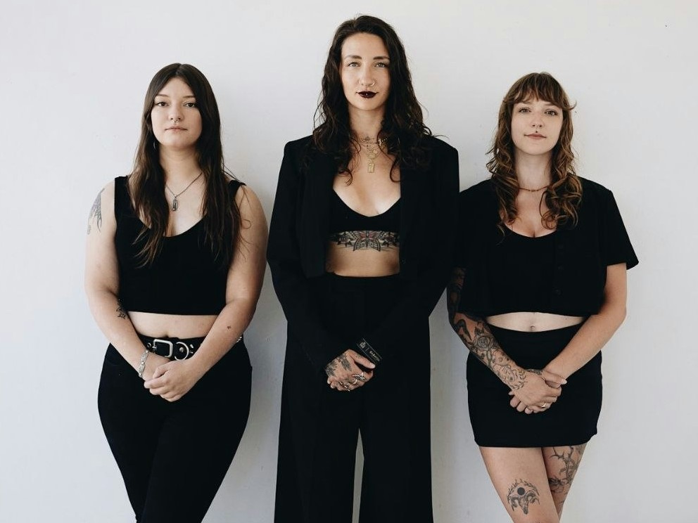 LA移住後初のフルアルバム：ドゥームゲイズの Blackwater Holylightが『Not Here Not Gone』をリリース決定、光と闇の二面性を探求