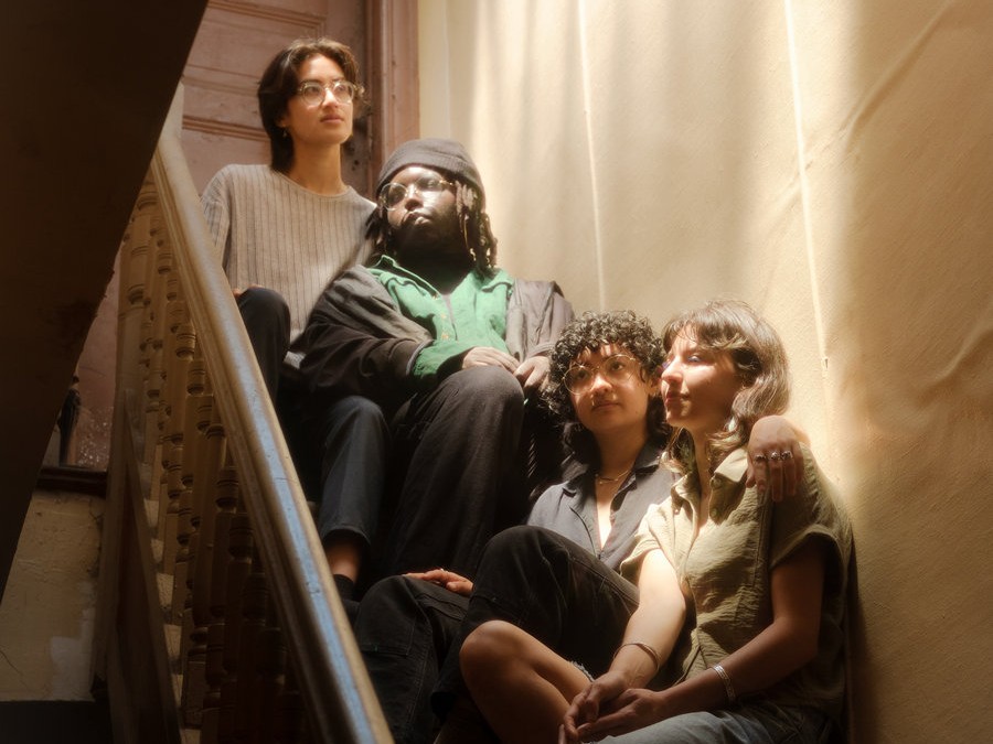 Maya Keren率いるCareful In The SunがニューEPから先行シングル発表：豊かなハーモニーとカタルシスを誘うフックに裏打ちされた自発的な音響世界