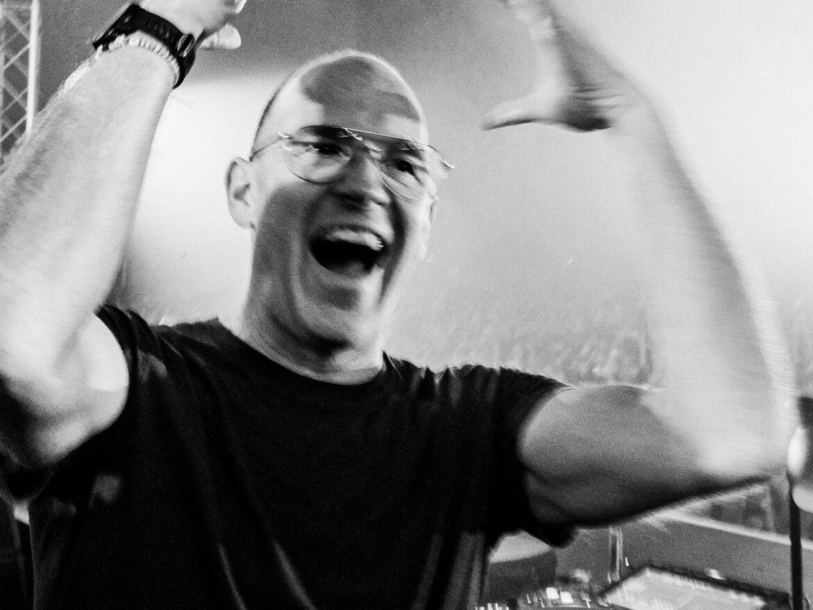 CaribouとDaphniの境界線が溶解：Dan Snaith、新作『Butterfly』から初のボーカル入りDaphni楽曲「Waiting So Long feat. Caribou」を公開し、プロジェクトの垣根を超える