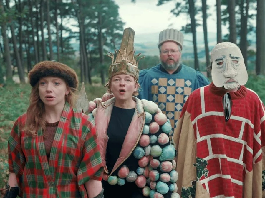 Hen Ogledd、政治的な激動と私的危機を考察したサードアルバム『DISCOMBOBULATED』を2月20日にリリース―Dawn Bothwellの「吟遊詩人ラップ」が光る先行シングル「Scales will fall」で不公正への怒りを表明