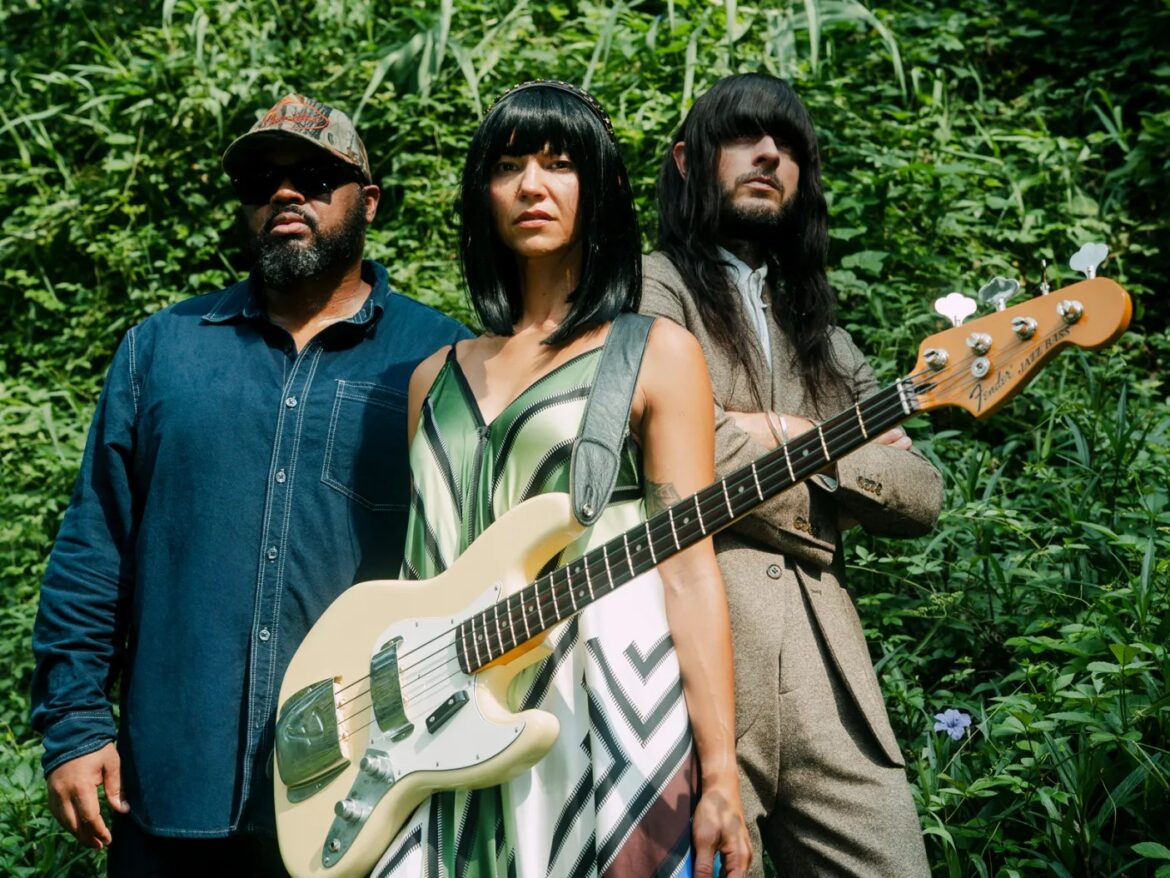 グラミー候補バンドが原点回帰：Khruangbinがデビュー10周年を記念し、初期作を「同じテキサスのバーン」で再録音した『The Universe Smiles Upon You ii』をサプライズ発表