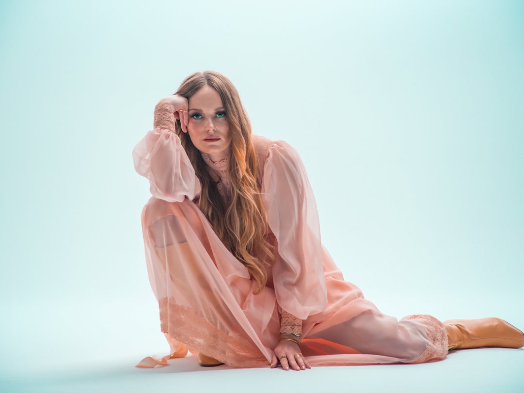 「天国のような愛」と「絶望的な愚かさ」の葛藤：Leah Blevins、Dan Auerbachプロデュースのタイトル曲「All Dressed Up」でカントリーのルーツに根差した魂の清算を歌う