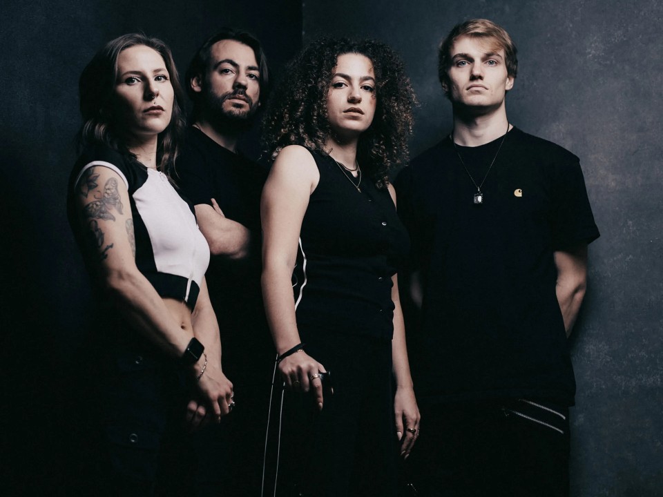 脆弱さとカタルシスへの招待：ヴォーカリスト Jessica Douekが語る、個人的・社会的な「病」を探求し「複雑な感情」に安らぎをもたらす概念的な作品