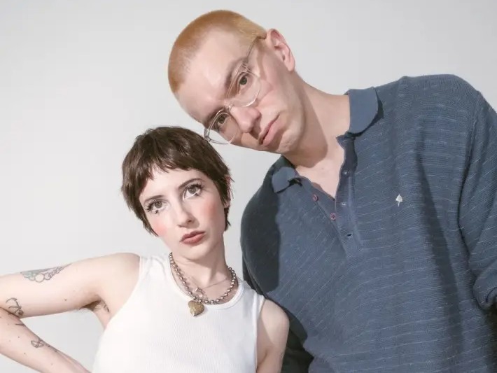 「ダークな霊」との共存を決意：PONY、占い師の予言にインスパイアされたサードアルバム『Clearly Cursed』をリリース―愛猫の死を歌うシャイニーでほろ苦い新曲「Middle Of Summer」も収録