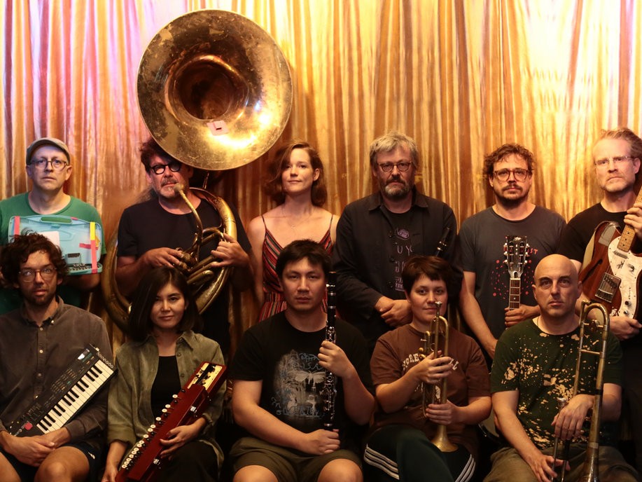 「荒削りな完璧さ」を追求：The Notwist、非営利アートスペースで一週間かけてライブ録音を敢行―「X-Ray」に象徴される集合的エネルギーで未来のアンセムを爆発させる