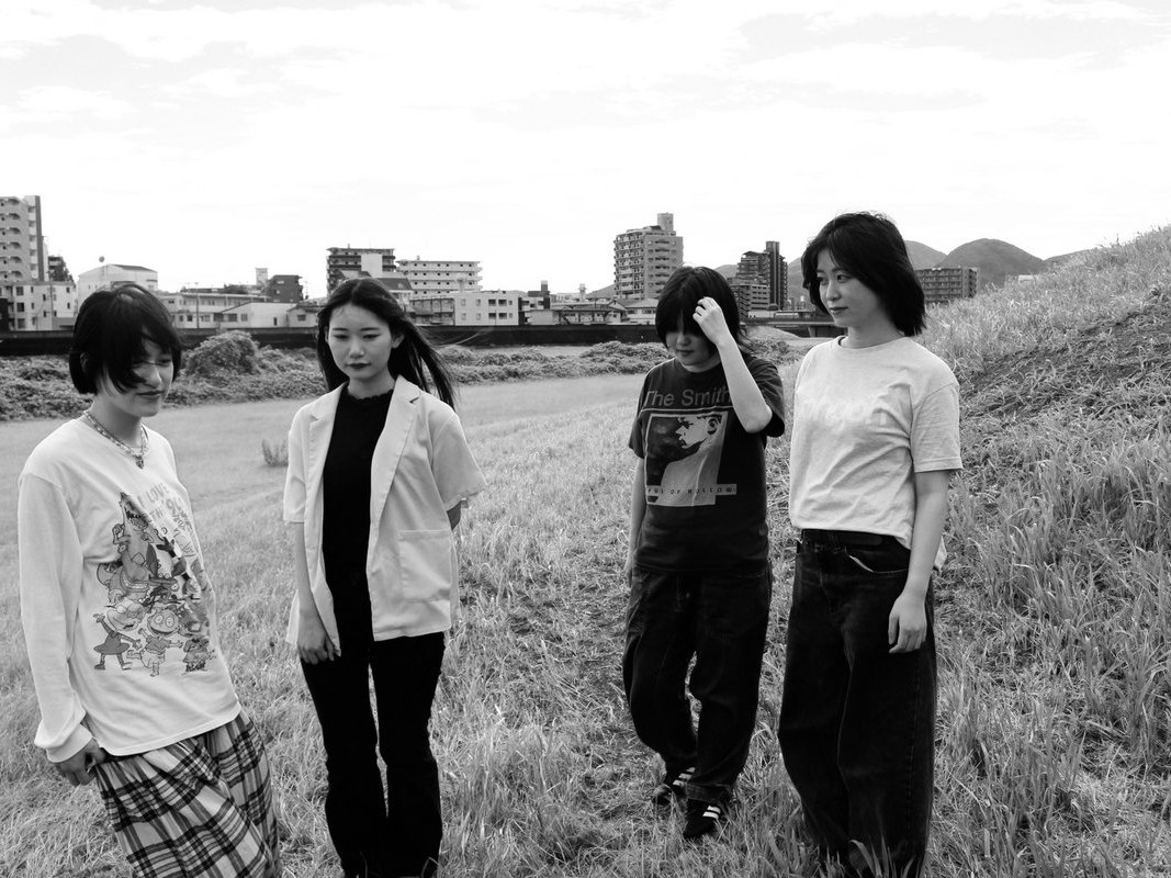 熊本発の4人組 futurina：90年代エモの「感情的な重み」を継承し、デビューフルアルバム『Uncertain future』をリリース。先行シングル「Distinction」が示す、メランコリーと前進性が共存する夢のようなサウンド