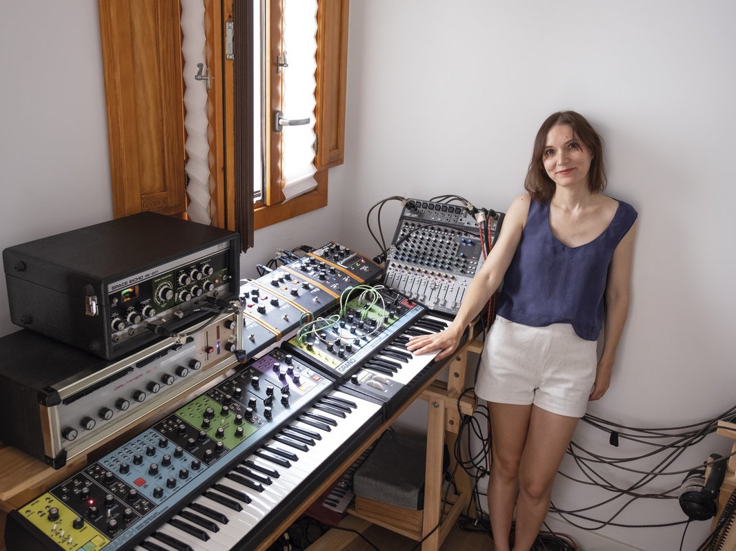 Colleen、30年の水恐怖症克服の経験を音に昇華：Moog Matriarchを駆使し「終わりを迎える前の自由」を問う新作『Libres antes del final』からシングル「Antidoto」を発表