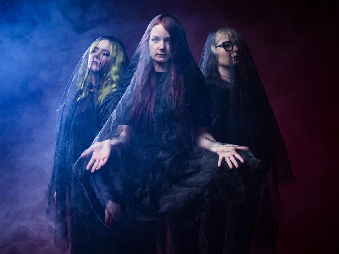 新メンバーApril Dimmickがもたらしたヘヴィメタルの衝撃：ポートランドのHOAXED、Arthur Rizkらを制作陣に迎えた映画的かつ重厚なダークロックの新境地を提示