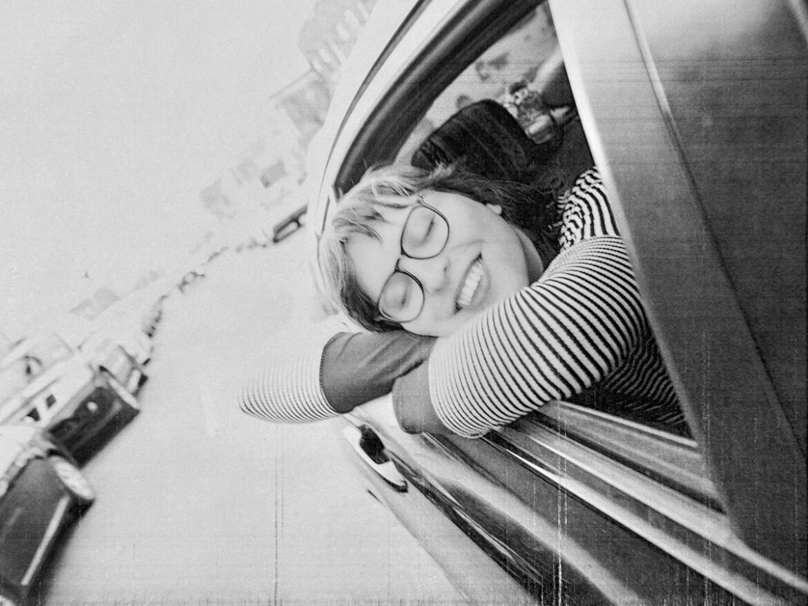 more eazeことmari rubio、多忙を極めた2025年を経て放つ新作『sentence structure in the country』を発表：伝統的フォークのルーツを現代的なグリッチ・ミュージックへと昇華した野心作