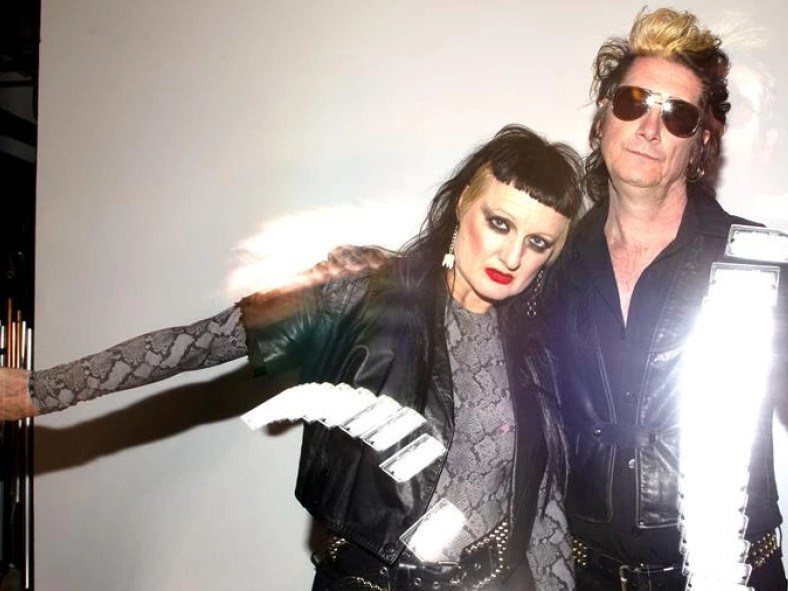 ADULT.が4年ぶりの新作『Kissing Luck Goodbye』を発表。腐敗した世界に突きつける、団結と抵抗のインダストリアル・パンク