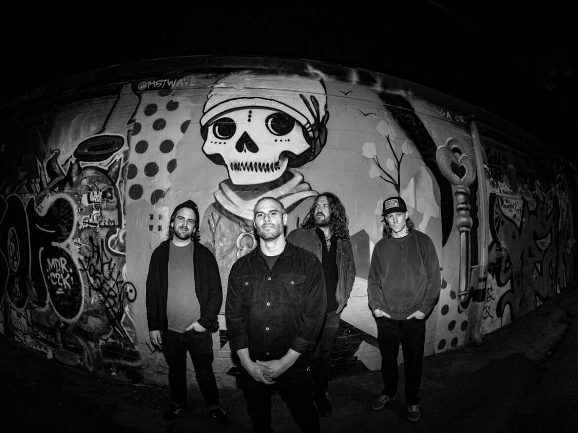 ABRAMSが放つ、怒りと浄化のポスト・ハードコア。新作『Loon』はConverge級の激しさと不協和音を宿した衝撃作。先行曲「Glass House」が、絶望の淵で鳴り響く不屈の意志を証明する。