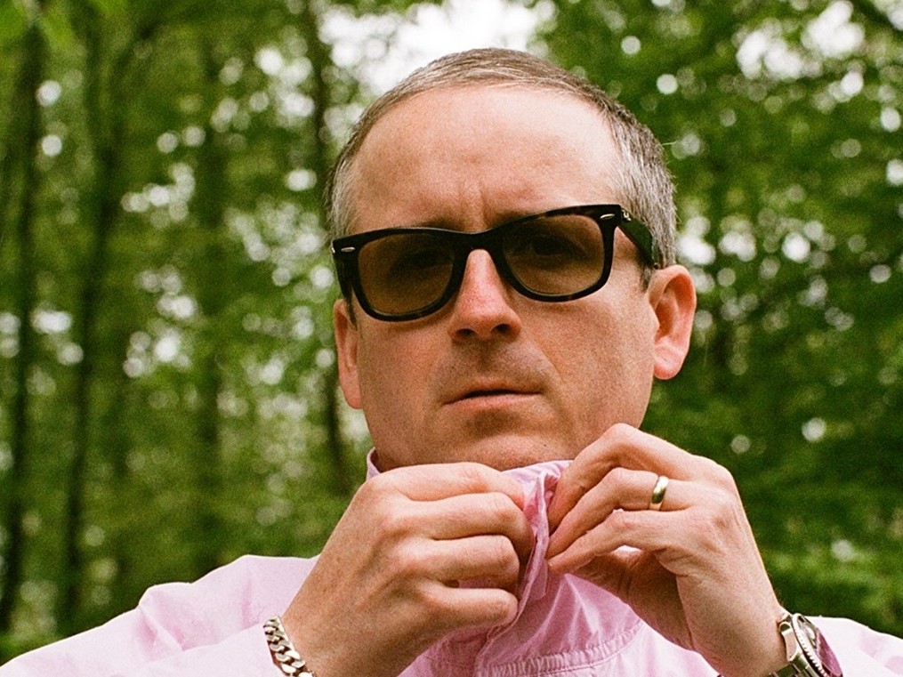 Hot Chip の Alexis Taylor が到達したソロ史上最高の金字塔──豪華客演陣と紡ぐ、ジャンルを超越した万華鏡のような新章『Paris In The Spring』