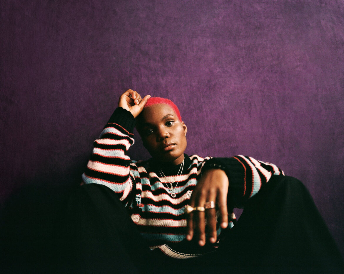 ロンドンの至宝Arlo Parksが放つ最新作。『Ambiguous Desire』は、NYのクラブシーンで得た自由と絆の記録。Samphaら豪華客演陣と共に、多幸感溢れるサウンドで人間の真髄を照らし出す。