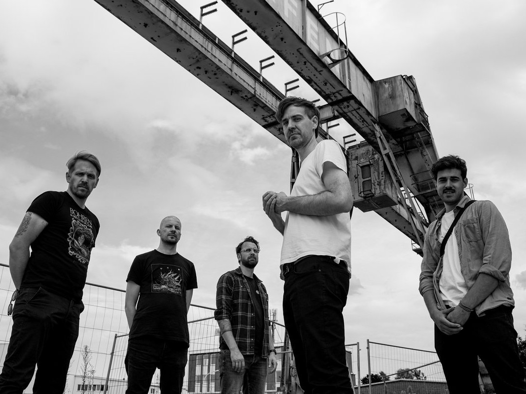 「絶望に沈むのではなく、主体性を奪還せよ」——気候危機や戦争が影を落とす現代に、独ポストロックBRUECKENが突き付ける「希望を維持するための問い」