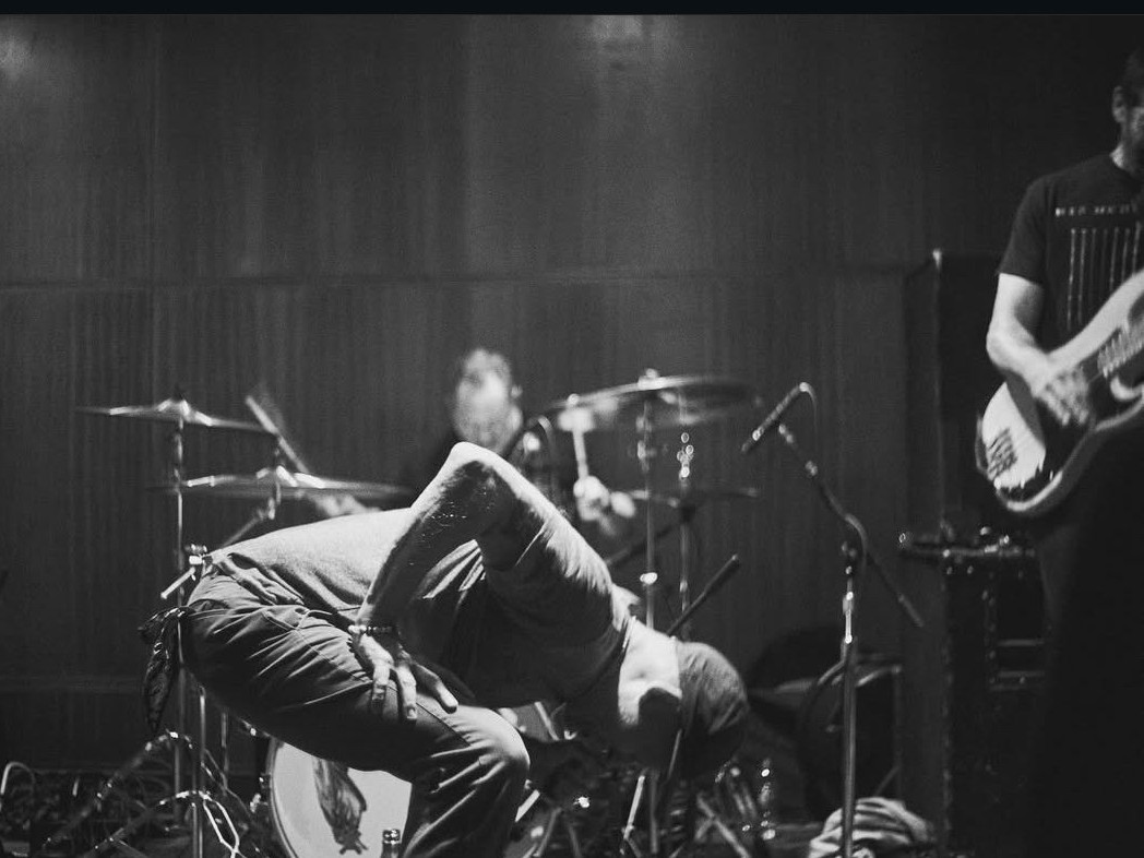 「The Jesus Lizardの再来」を彷彿とさせる不穏なグルーヴ——Bitter Branchesが新境地を切り拓く新作で、ダークかつ知的なポストハードコアの未踏領域へ