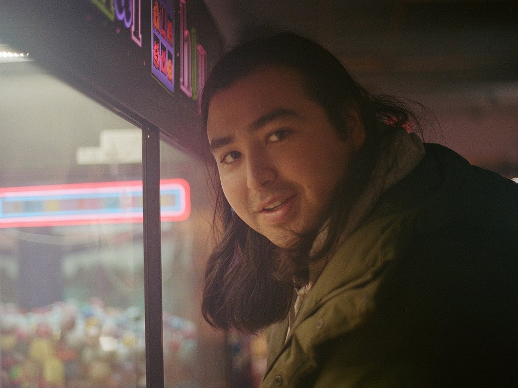 ポートランドのパワーポップの新星 Bory が待望の再始動：困難な現実からの「狂気的な逃避」を瑞々しい旋律で描くセカンドアルバム『Never Turns To Night』