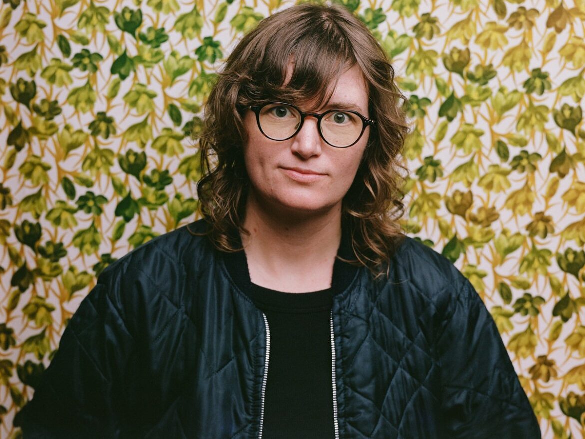 Charlotte Cornfield、Merge Records移籍第1弾『Hurts Like Hell』を発表。出産を経て深化した愛と再生の物語。Buck MeekやFeistら豪華客演陣と紡ぐ、キャリア最高の開放的アンサンブル。