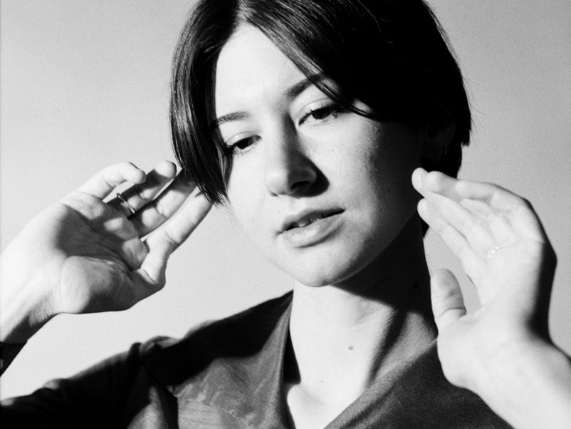 Claire Dickson、新作『Balance』で提示する「創発的」な音の形。即興から生まれた7つの物語。New Amsterdam Recordsから、秩序とカオスが共鳴する最新シングル「Doors」解禁。