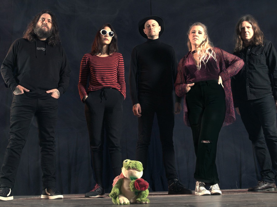 深淵を覗き込む、2026年ポストロックの重要盤。CRIPPLED BLACK PHOENIXが贈る『Sceaduhelm』。Justin Greavesらによる、怒りの後の虚脱と脆弱さを捉えた、厳格で生々しい心理的空間。