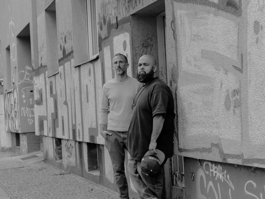 dälekが放つ新作は、現代社会への怒りと抵抗の記録。先行曲「Better Than」で見せる、必要最小限の要素で構築された圧倒的な音の壁と、不屈のインダストリアル・ヒップホップ。