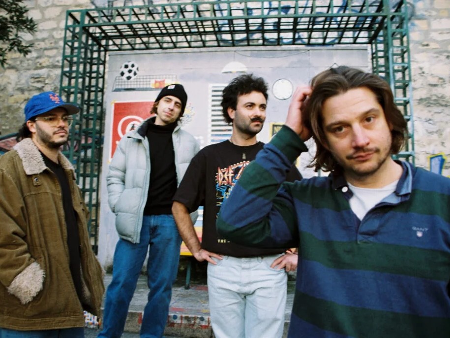 パリの注目株Dewey、デビュー盤を発表！新曲「City Has Come To Crash」公開。90年代の質感と現代的ポップが融合した、深夜の都市を彷徨うための内省的なシューゲイザー・サウンド。