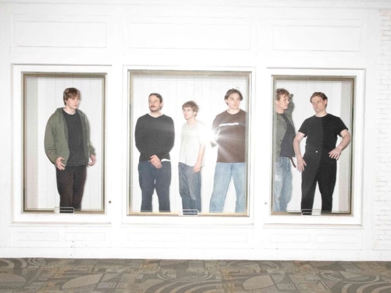 実験的フォークとスロウコアの邂逅。Dutch Interiorが最新作で描き出す、記憶の断片と感情が溶け合う不定形のサウンドスケープ