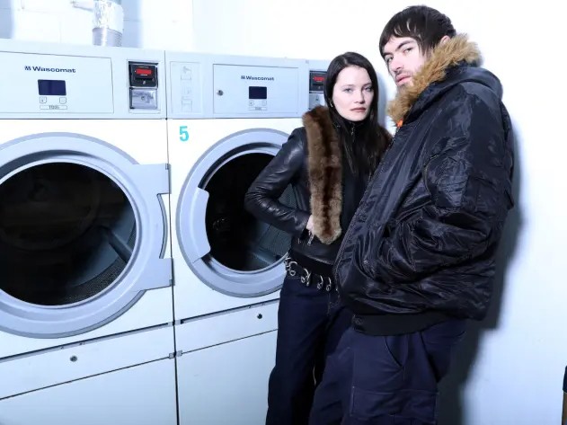 NYの超新星Fcukersが放つ、2000年代ブログハウスへの賛歌。Kenny Beats制作、Dylan Bradyも参戦したデビュー作『Ö』が降臨。最新曲「L.U.C.K.Y」でダンスフロアを掌握せよ。