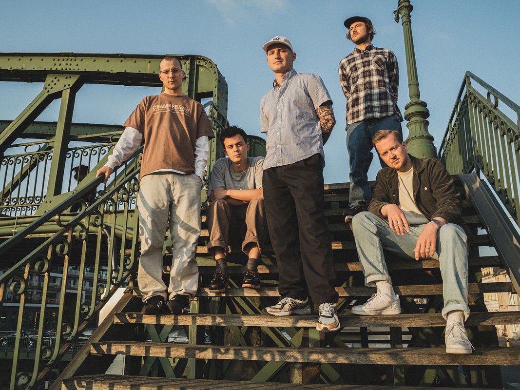 ベルギー発Feverchild、待望のデビューアルバムを発表！「取り残される恐怖」と向き合い、愛や孤独を瑞々しく描く。先行曲「Endless」を筆頭に、現代を生きる大人たちへ贈るエモの新旗手。