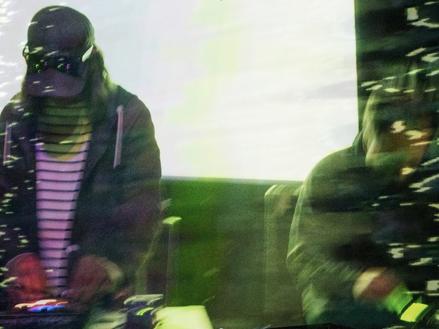 Black Diceの重鎮によるデュオFlaccid Mojo、新作『Loose Jacks』をリリース。デジタル社会の残骸を宝物へと変える、狂気と歓喜に満ちたミュータント・サウンドの極致。