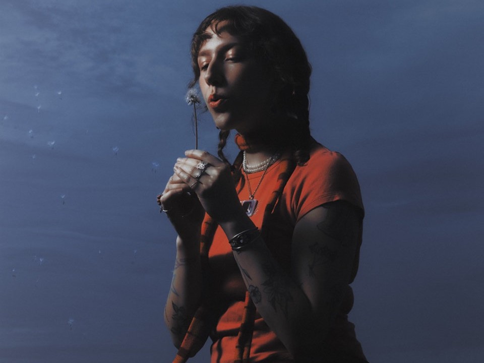 「火災で失われなかった音の記憶」がカリフォルニアの森で花開く：教会音楽の誠実さとドリームポップが融合した、Anna Klein による再生の物語『Strike the Match』が遂に解禁