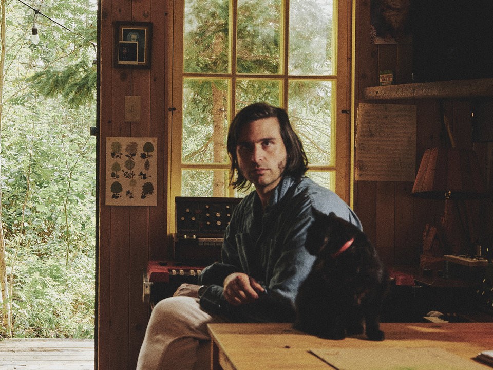 Flore Laurentienne、三部作の完結編『Volume III』を 4 月に発表。バッハとピンク・フロイドが交差する壮大なオーケストラ・サウンド