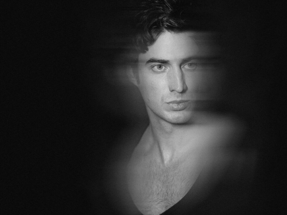 Fabris、最新作『DISPLACES』より先行シングルを解禁。アイスランド伝統楽器とフィールド録音が織りなす、高次元な音の地図作成