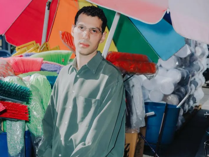 Gregory Uhlmann、新作『Extra Stars』をリリース。Alabaster DePlumeやSMLの精鋭らと紡ぐ、14の無限の小品。電子音と pastoral な美しさが交錯する、現代音楽の新たな到達点。