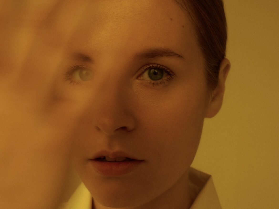 カンヌの寵児ヨアキム・トリアー×音楽家ハニア・ラニの至高の共演。映画『Sentimental Value』よりタイトル曲が公開。アビイ・ロード録音や家の響きを封じ込めたスコアが、家族の複雑な軌跡を彩る。