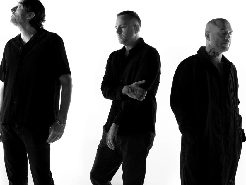 Coheed and CambriaのJosh Eppardとthe Sleepingのメンバーによる新プロジェクトHeld.が始動。My Chemical RomanceのFrank Ieroをゲストに迎えた先行曲を公開し、待望のデビューアルバムをリリース！