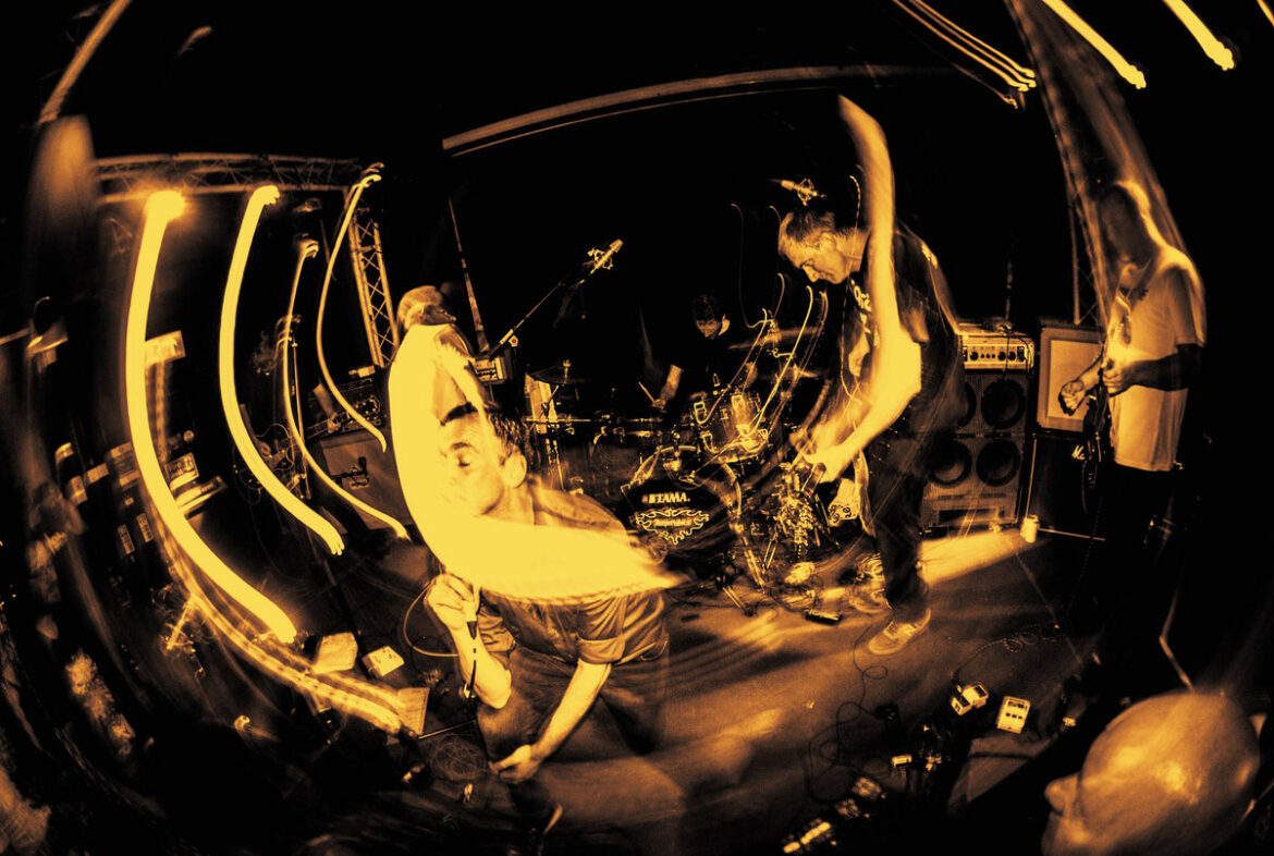 結成25周年を前に放つ、不完全ゆえの純潔：Hey Colossusが壊れた音楽業界の枠外で鳴らす「一発撮り」のセラピーと、天国のペットたちが導く新作『Heaven Was Wild』の真髄