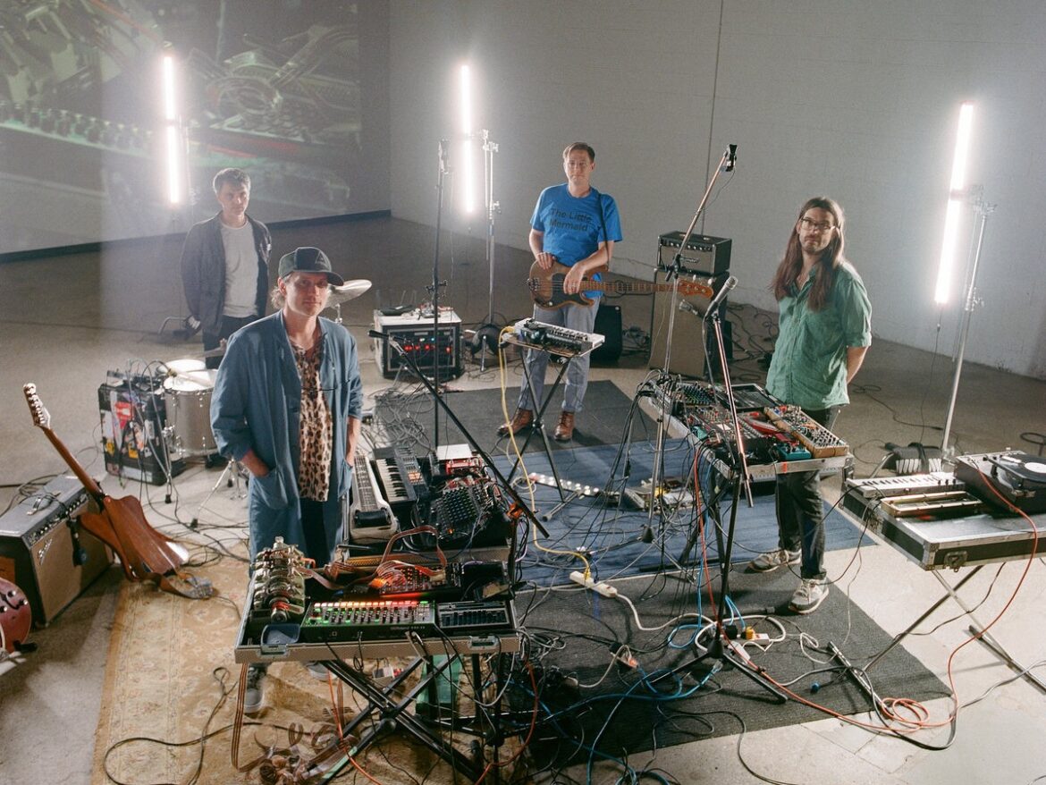 Holy Fuck、通算6作目のニューアルバム『Event Beat』を発表。一切の妥協を排し、生のビートと即興性にこだわった渾身の全11曲