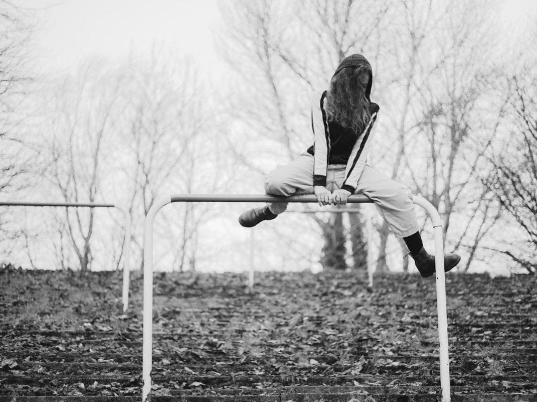 五百年の時を越える旋律、シンセサイザーの咆哮と伝統が交錯するIsa Gordonの新境地 伝統的なスコットランド・フォークを解体し、未来的な電子音響へと再構築したアルバムの革新性を強調した。