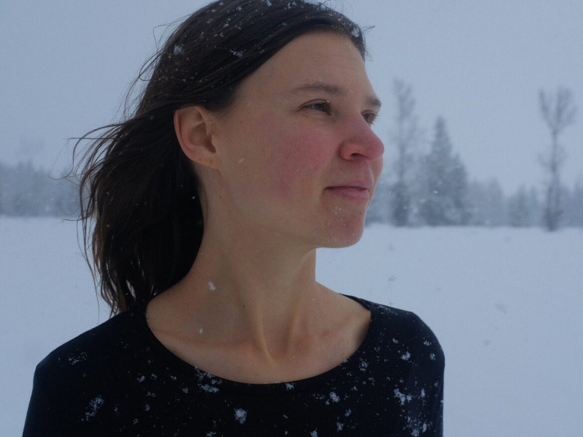 自然の残響をそのまま音楽に。Isabel Pine、新曲「Wolves」と共に新作アルバムを発表。野外録音が生み出す、生命力溢れるアンサンブル