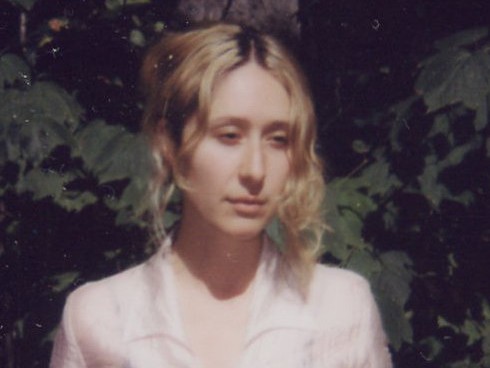 「沈黙」を破り、合わせ鏡のような自己と対峙する：Jackie Westが新作『Silent Century』で提示する、脆弱さと気品に満ちた女性性の肖像