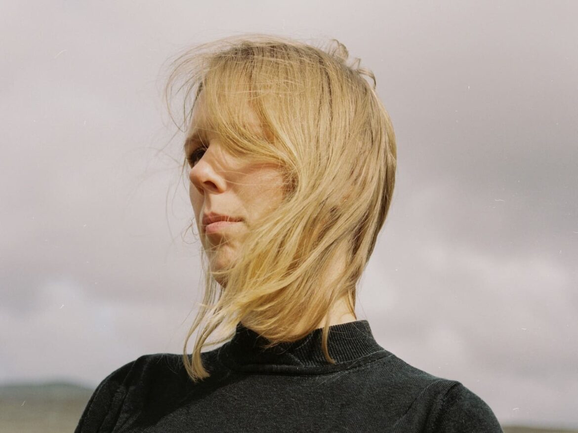 学校のピアノと生活の音で編み上げた「日常と夢の境界線」――ノルウェーの森から届くJuni Habelの3rdアルバムが描き出す、孤独で美しい精神の理想郷