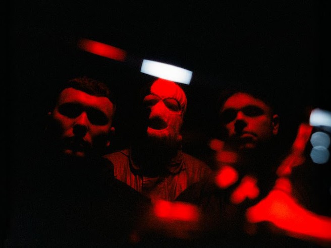 ベルファストの猛者KNEECAPが放つ衝撃作『FENIAN』。プロデューサーにDan Careyを迎え、権力者の抑圧に抗う不屈のメッセージと進化したレイヴ・サウンドが炸裂する。