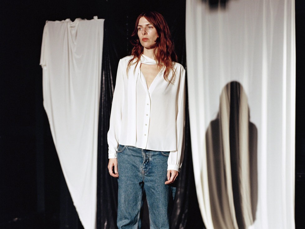 深海の「焚き火」を巡る音の漂流。Laurel HaloがJulian Charrièreの映画に寄せた、美しくも不穏なスコア